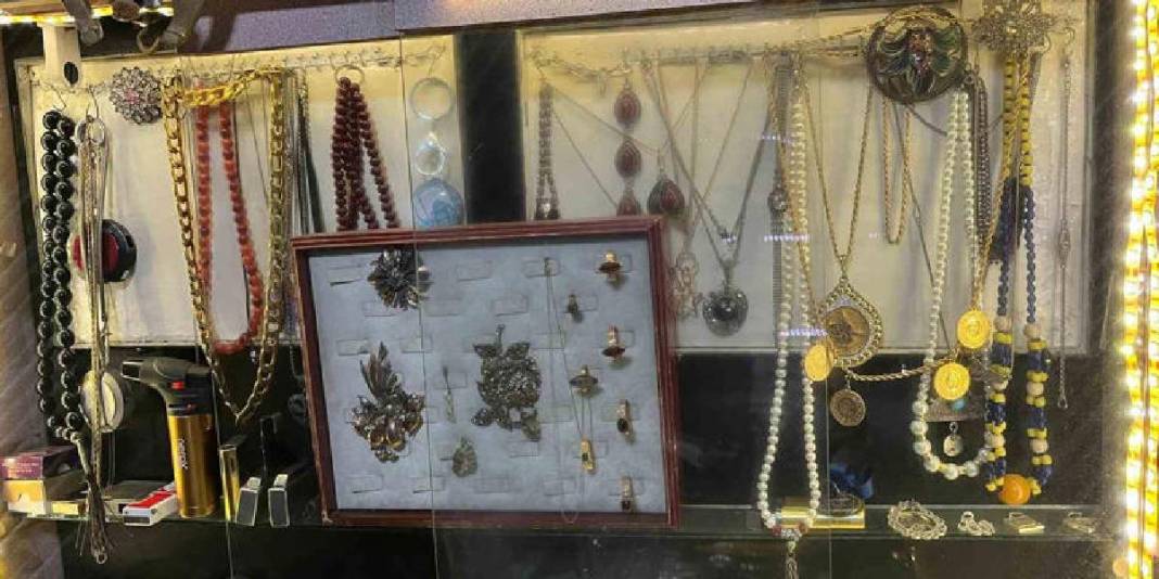 69 yıldır 20 metrekarede çalışıyor: Ellerinde ziyneti dönüştürüyor 6